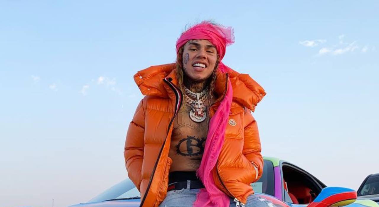 Rapper Tekashi 6ix9ine é condenado a dois anos de prisão
