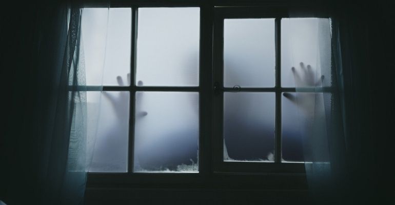 Empresas pagam mais de R$ 5 mil para que voluntários assistam a filmes de terror por 24 horas seguidas