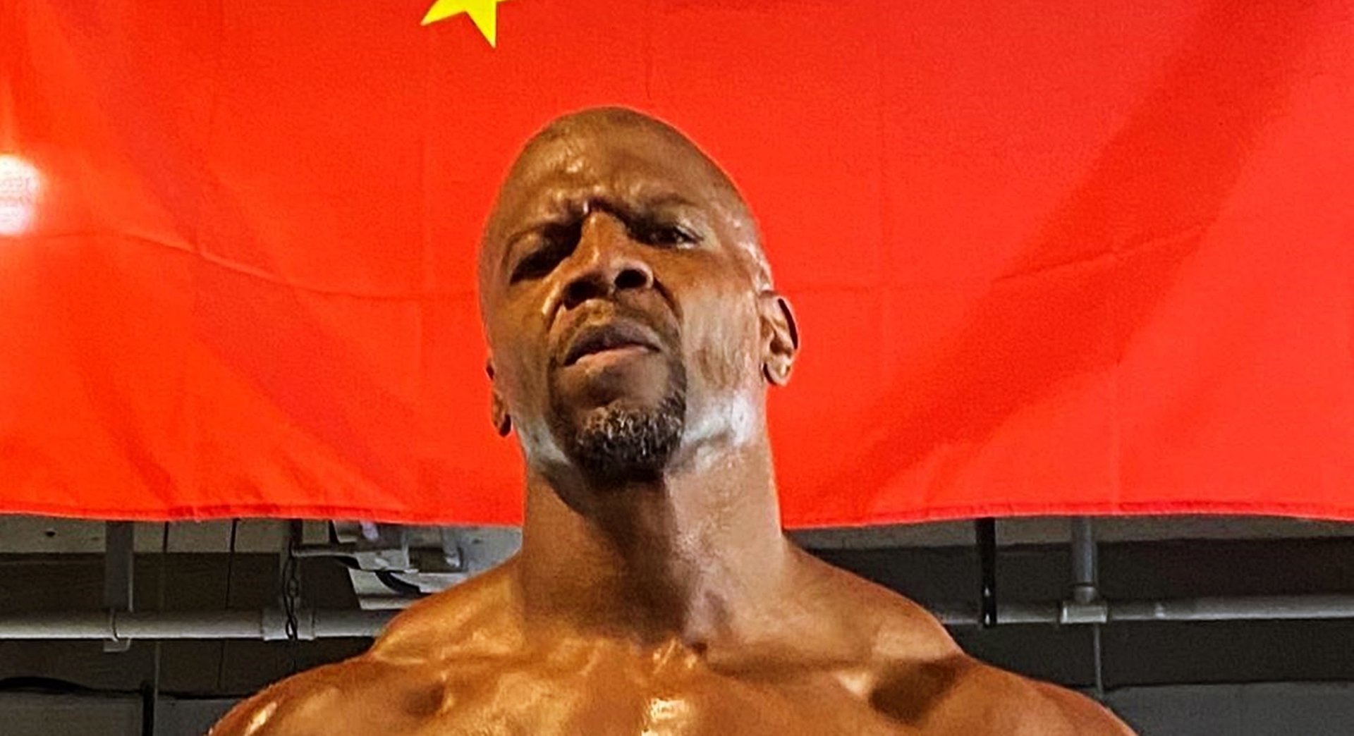 Terry Crews posta foto com bandeira da China e divide opiniões na internet; confira