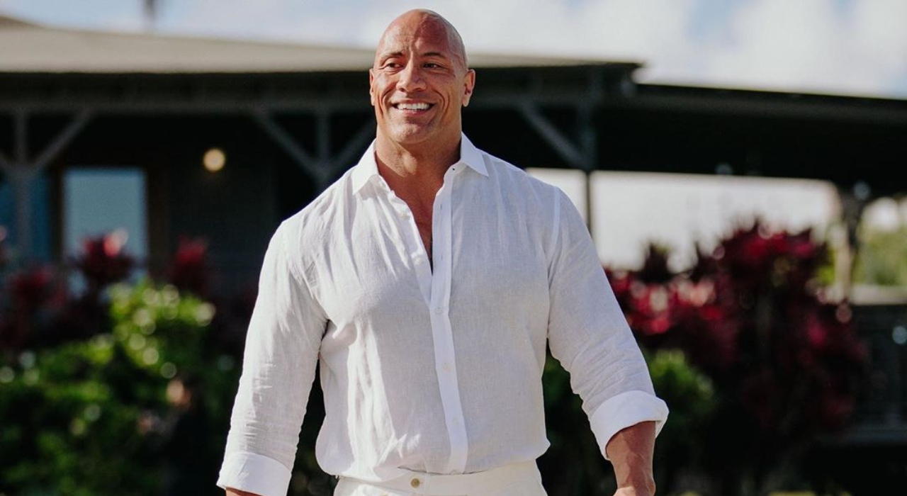 Dwayne Johnson abandona lua de mel para substituir Kevin Hart em programa da Kelly Clarkson