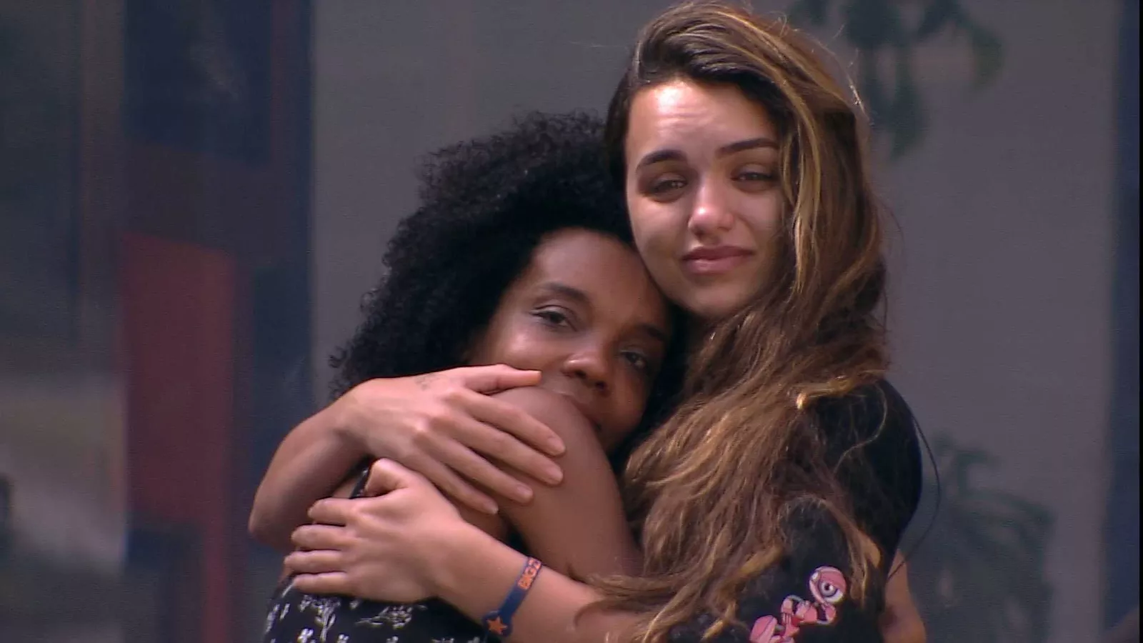 BBB20: Thelma chora muito ao ouvir samba e é consolada por Rafa
