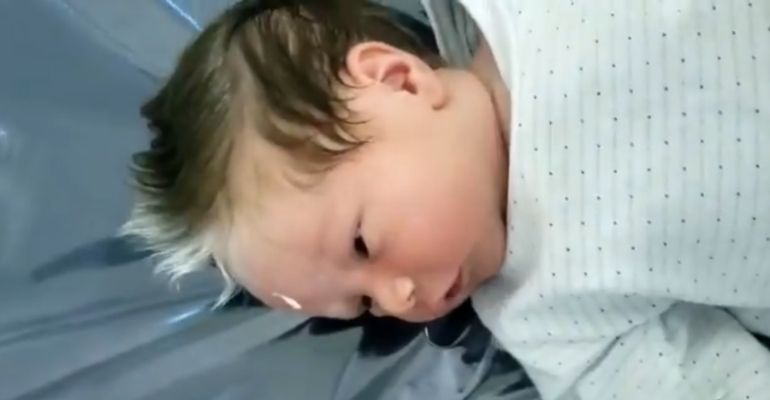 Bebê nasce com mecha branca e faz sucesso nas redes sociais