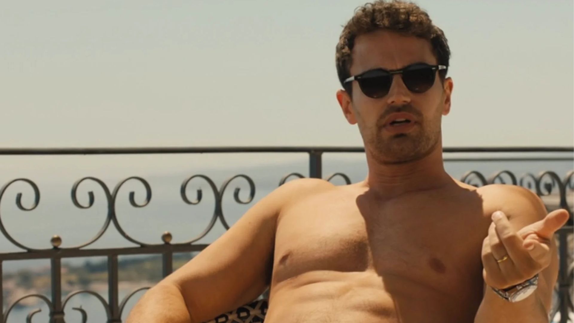 Theo James faz revelação sobre cena de nu frontal em “The White Lotus”
