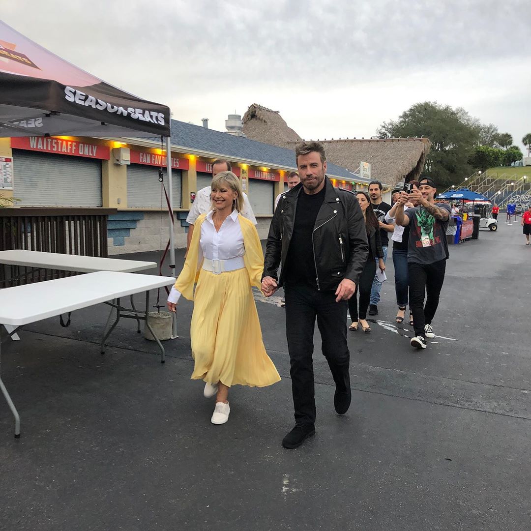 Depois de 41 anos, John Travolta e Olivia Newton-John revivem personagens de Grease: Nos tempos da Brilhantina durante evento