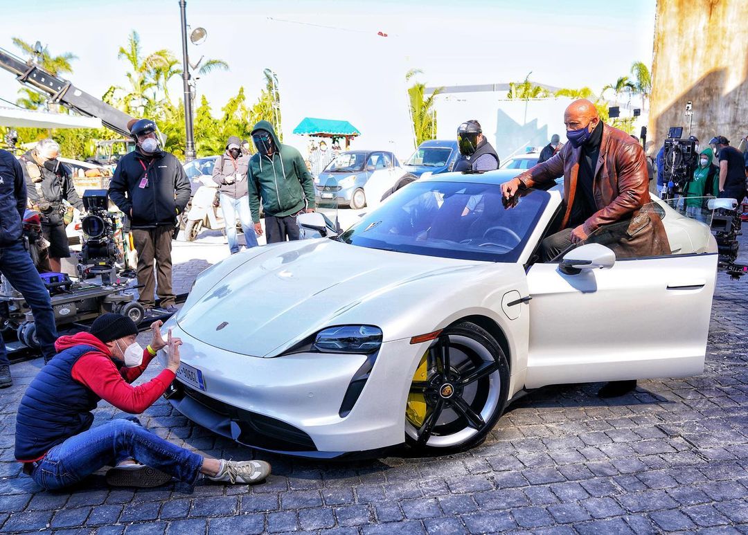 The Rock fica entalado em carro de luxo durante gravações: “Grande demais”