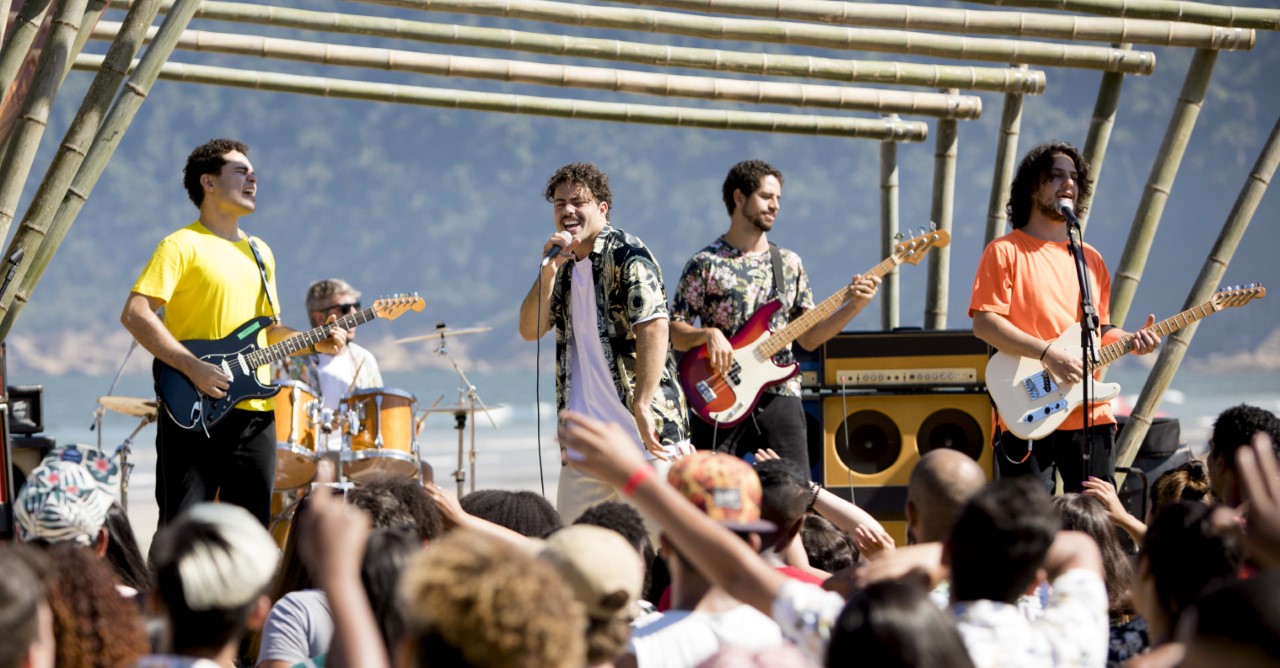 Lagum regrava Reggae Bom para a trilha do filme O Melhor Verão das Nossas Vidas; assista ao trecho