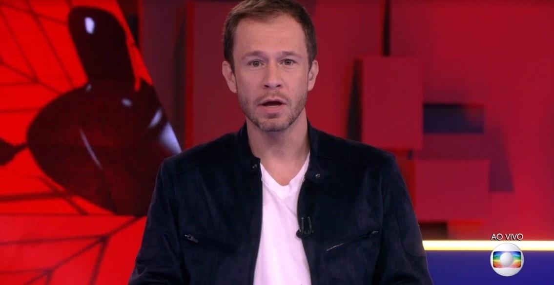 Tiago Leifert invade programação da Globo para anunciar número histórico do BBB