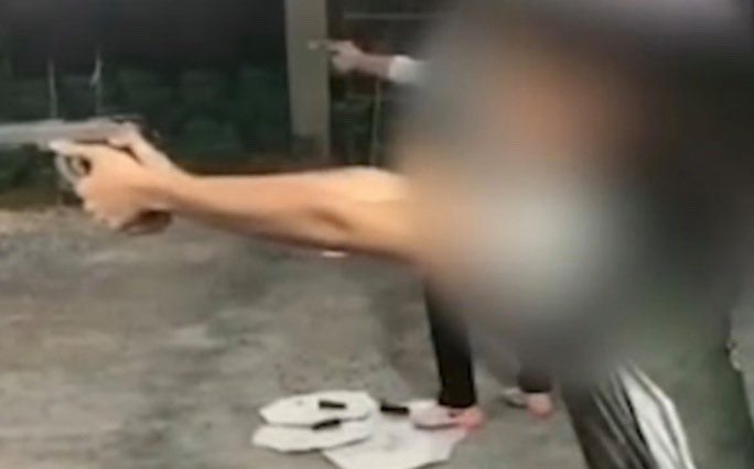 Menina que matou amiga por acidente praticava tiro esportivo com incentivo do pai