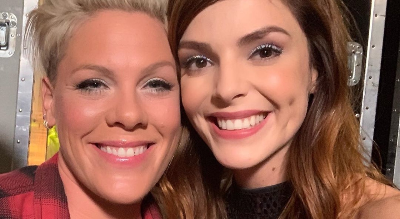 Titi Müller posa ao lado de P!nk e elogia cantora: “Maravilhosa”