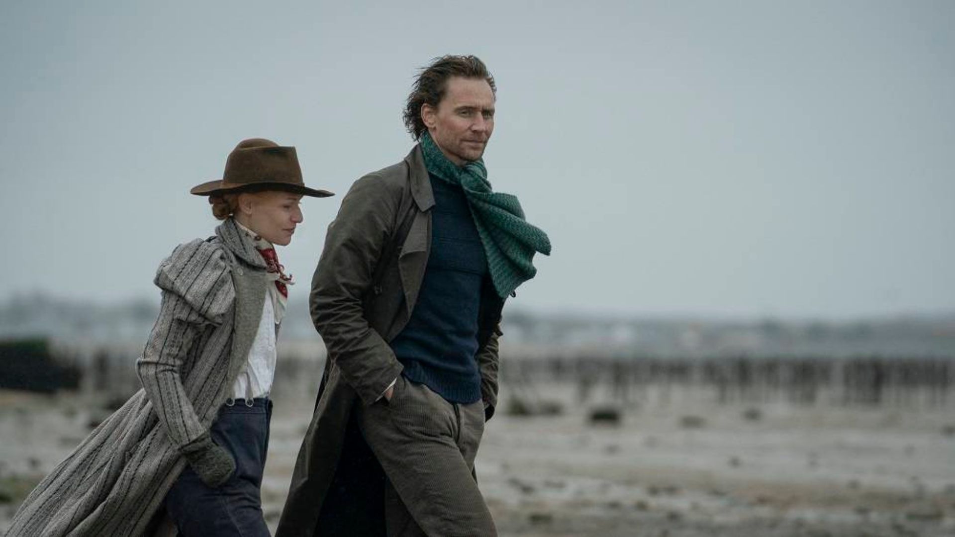 Tom Hiddleston e Claire Danes caçam criatura mística nas primeiras imagens de “The Essex Serpent”