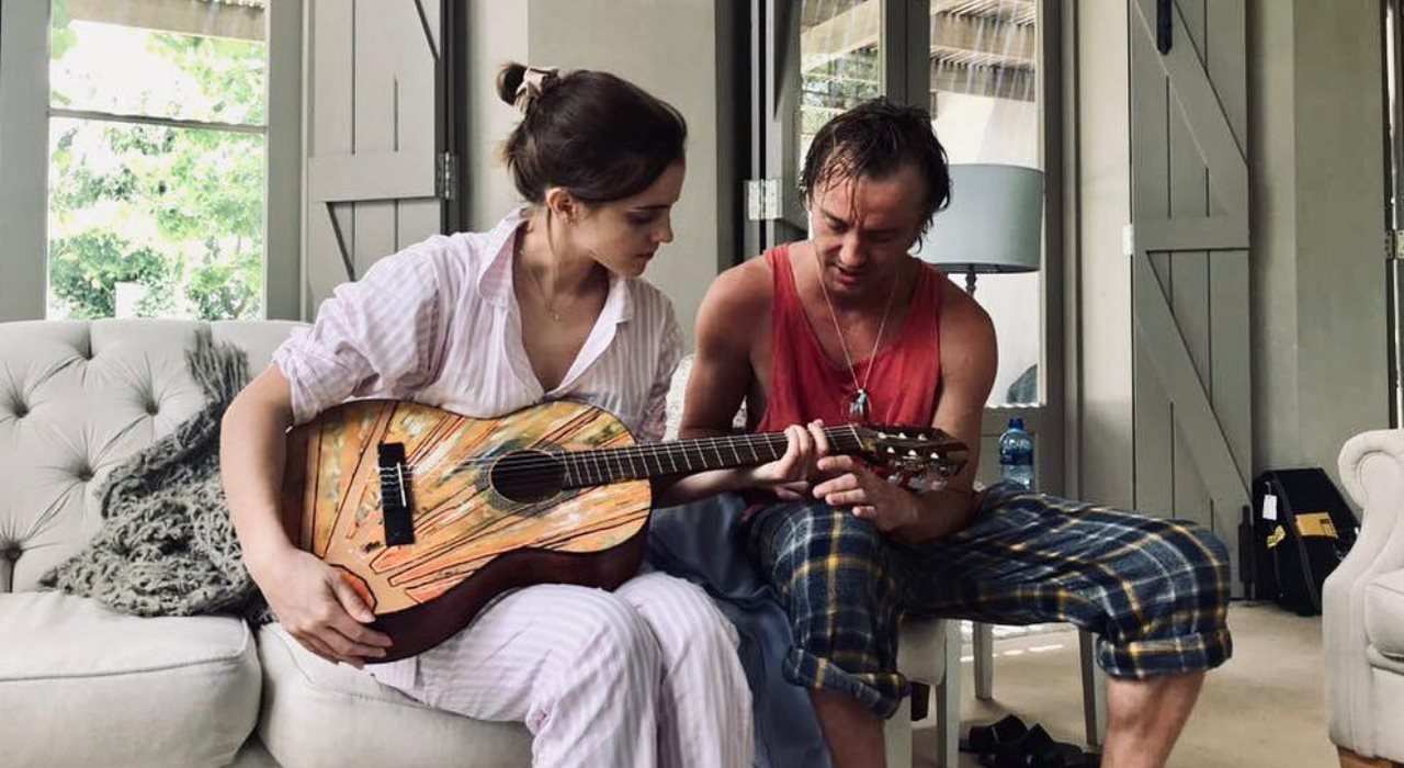 Emma Watson aprende a tocar violão com Tom Felton, o Draco Malfoy de Harry Potter, e fãs suspeitam de romance