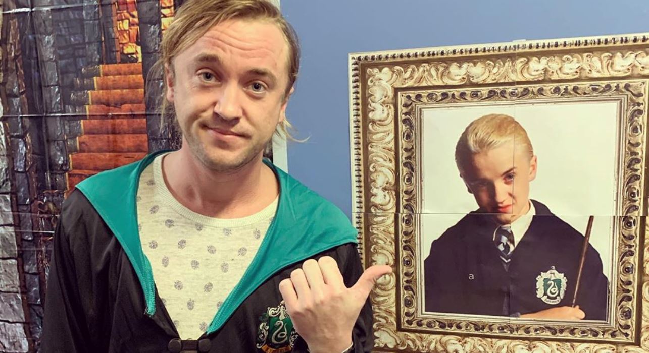 Tom Felton veste uniforme da Sonserina e se compara com Draco Malfoy em Harry Potter: “Envelhecer é uma m****”