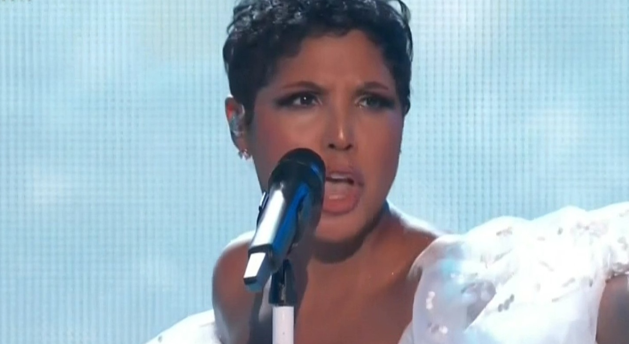 Toni Braxton leva clima de nostalgia para o American Music Awards com single dos anos 1990