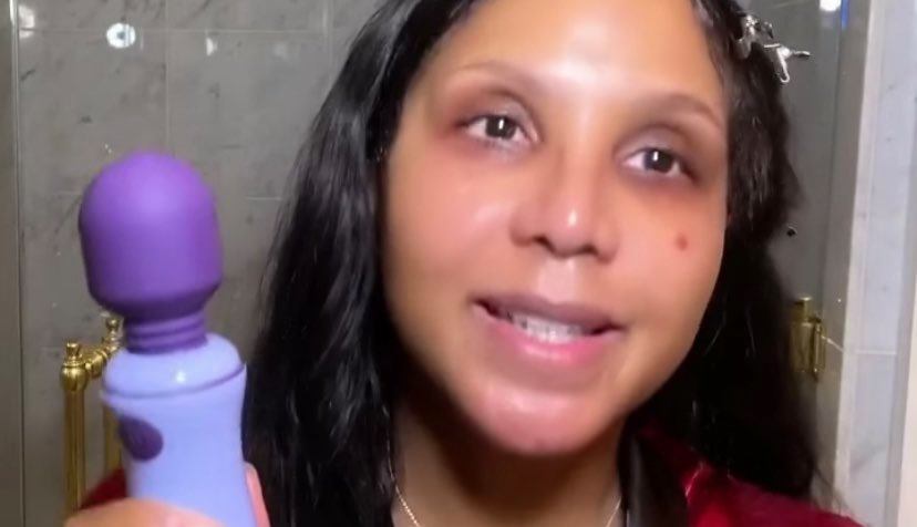 Cantora usa vibrador para massagear o rosto em tutorial: “Anestesia os músculos”