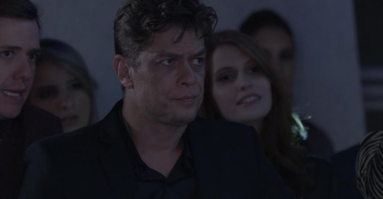 Totalmente Demais: Arthur tem ataque de ciúmes ao ver fotos de Eliza e Rafael juntos