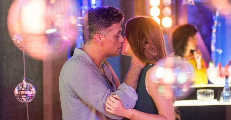 Totalmente Demais: Arthur surpreende Eliza com pedido de casamento