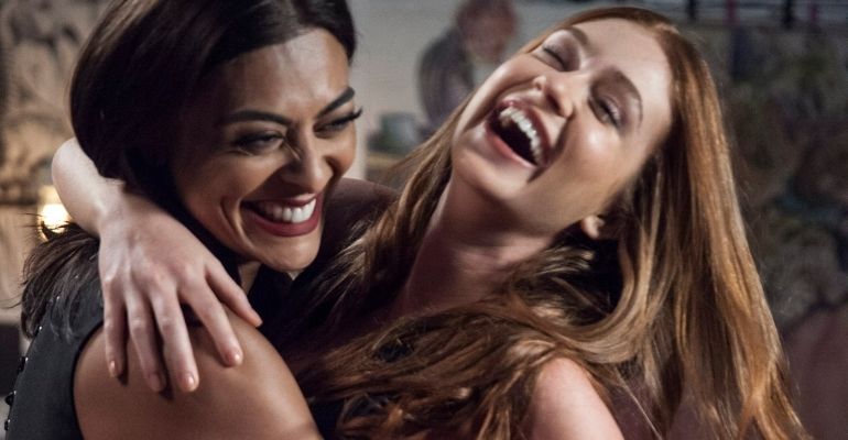 “Totalmente Demais”: De joelhos, Carolina pede perdão a Eliza