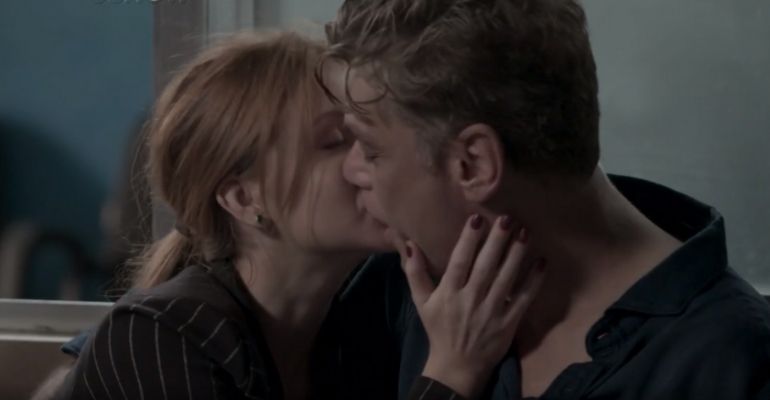 Totalmente Demais: Eliza é flagrada por Jonatas aos beijos com Arthur