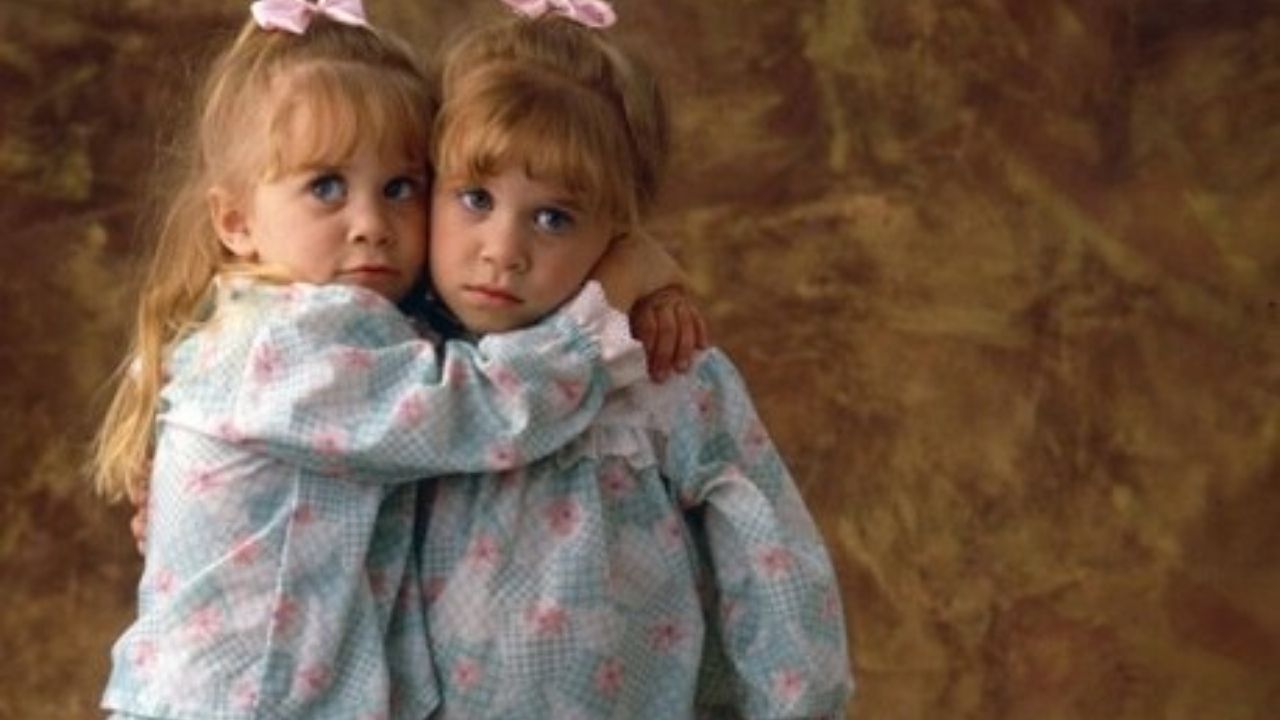 Irmãs Olsen se manifestam sobre morte de Bob Saget, de “Três é Demais!”