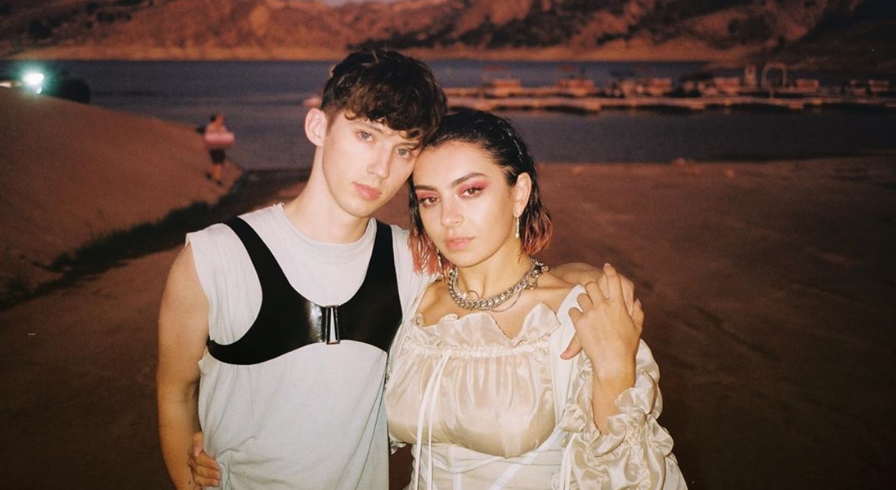 Charli XCX divulga 2099, parceria com Troye Sivan; confira
