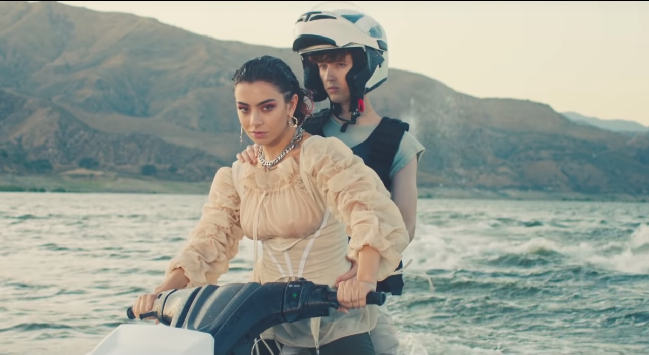 Charli XCX e Troye Sivan fazem passeio radical de jet skis no clipe de 2099