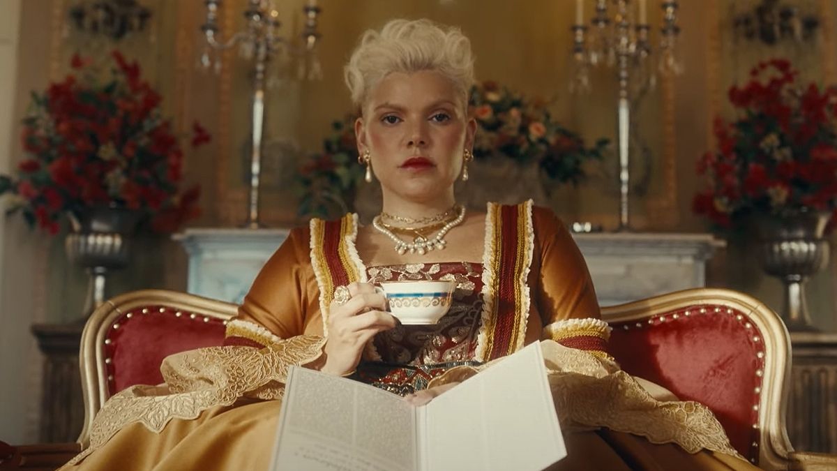 Duda Beat, Péricles e Mari Fernandez viram personagens das séries da Netflix em novo clipe