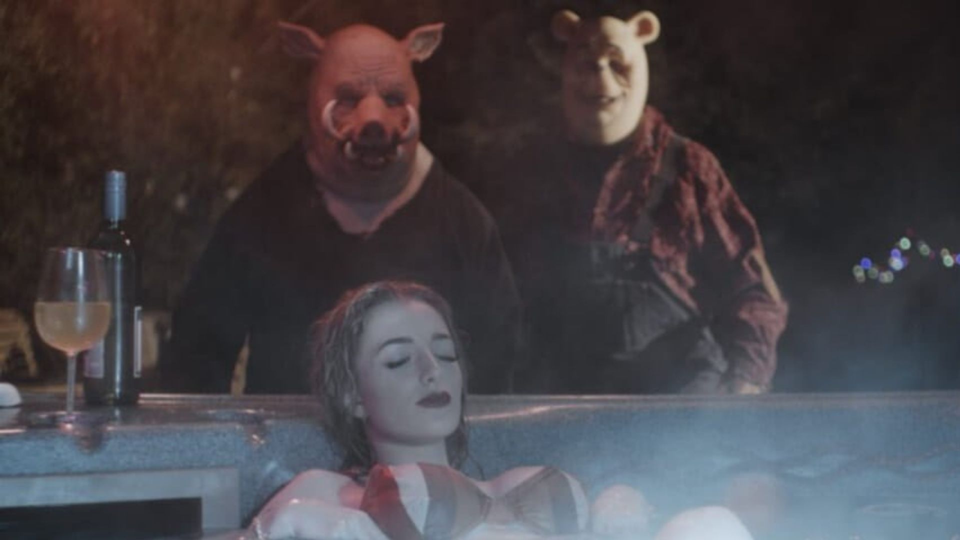 Ursinho Pooh e Leitão são serial killers em primeiras fotos do terror “Blood And Honey”; confira