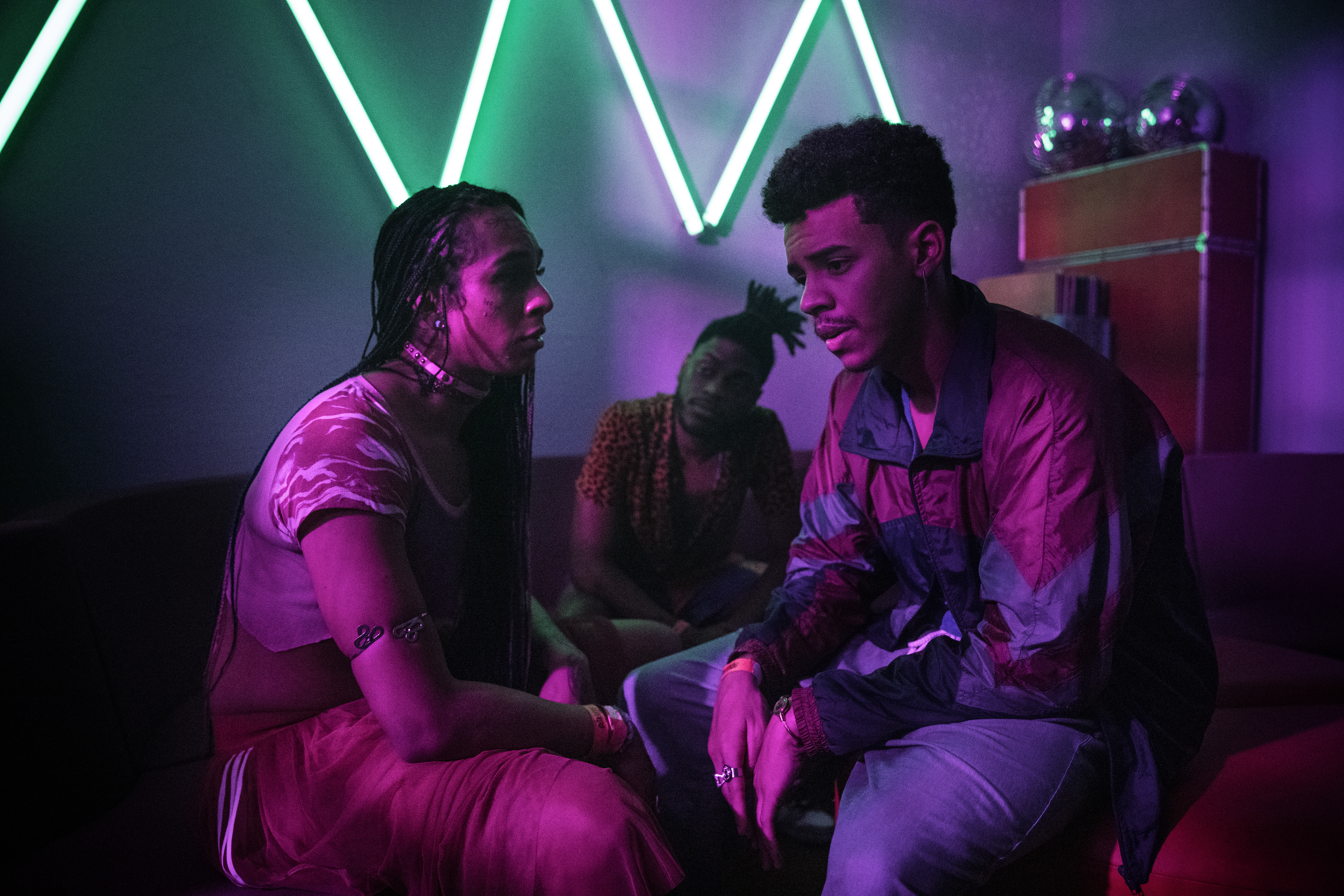 Através da comédia, “Vale Night”, com Linn da Quebrada, traz olhar necessário sobre as favelas | #CineBuzzIndica