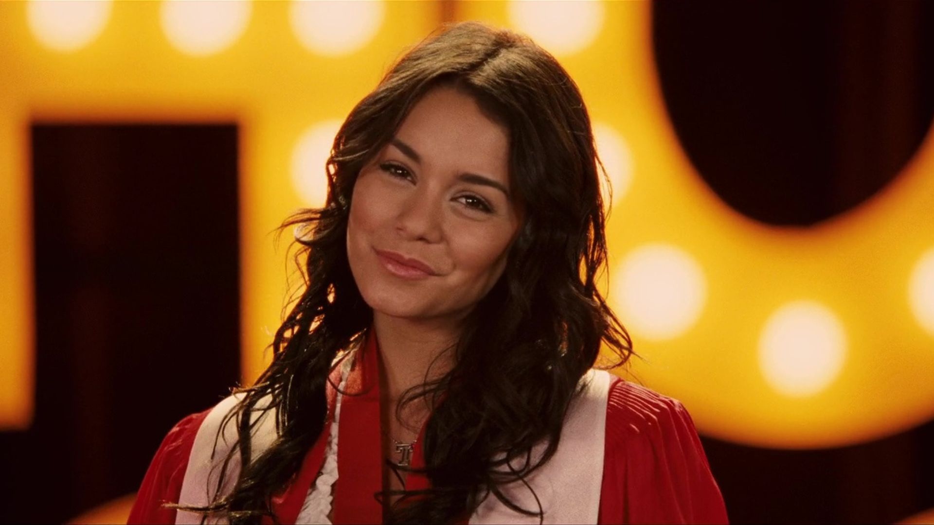 Vanessa Hudgens visita escola onde a trilogia “High School Musical” foi filmada