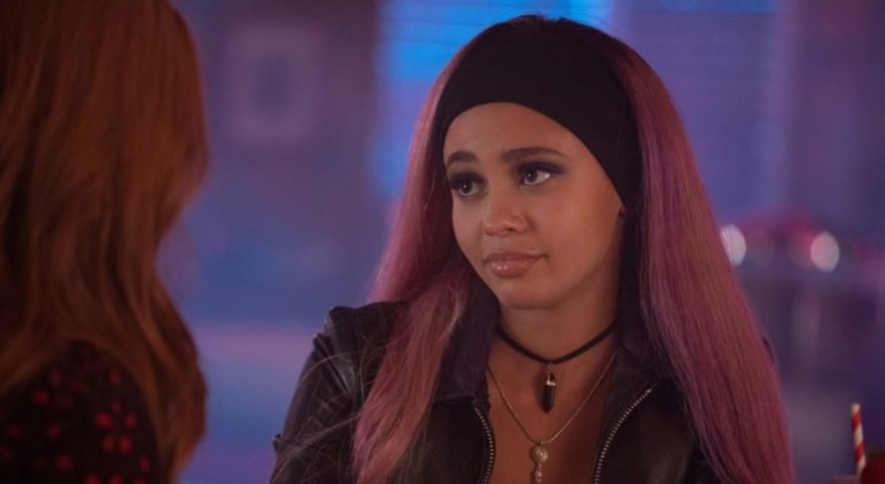 Vanessa Morgan, estrela de Riverdale, anuncia que está grávida de seu primeiro filho