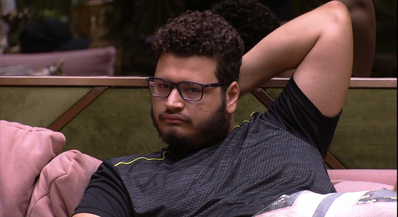 BBB20: Após brigas, Victor Hugo fala sozinho pela casa