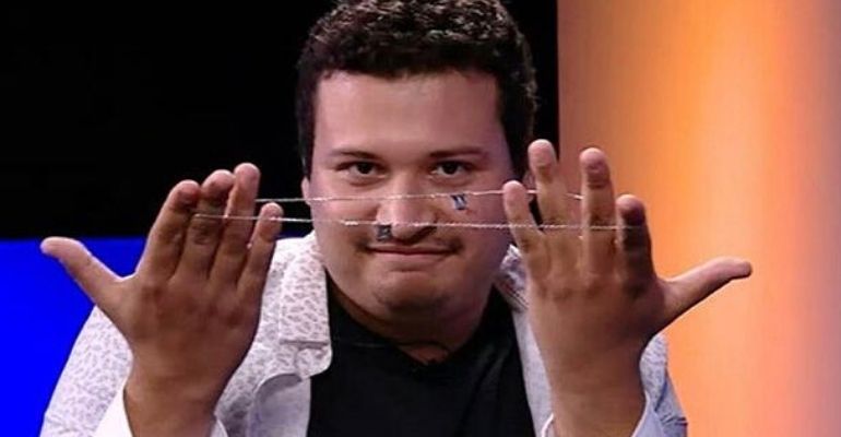 BBB20: Victor Hugo não devolve escapulário de Guilherme para Gabi e o modelo pede: “Fica escapulário!”