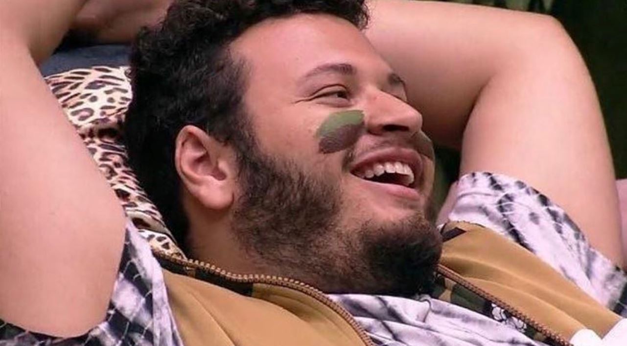 Victor Hugo, do BBB20, encerra live chorando ao ser atacado nos comentários