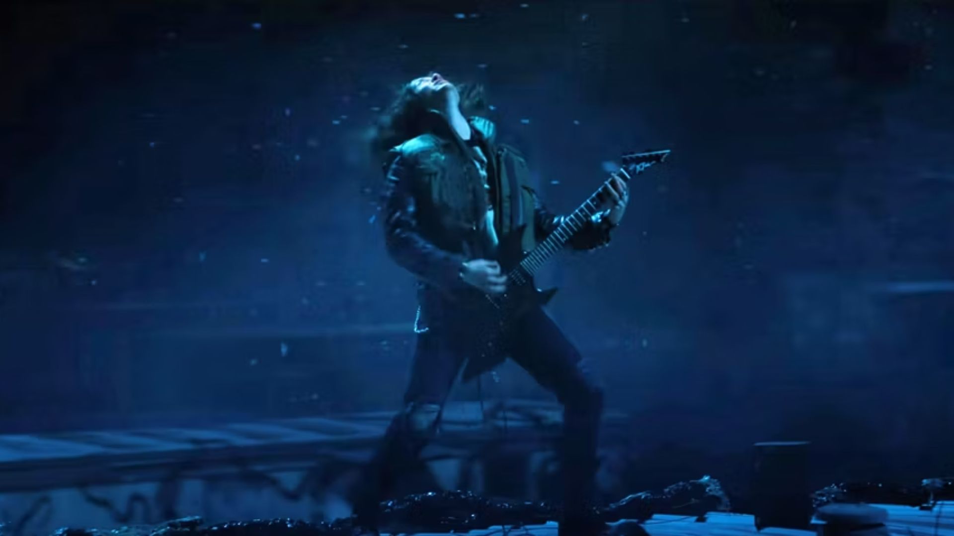 Vídeo mostra Joseph Quinn ensaiando “Metallica” nos bastidores de “Stranger Things 4”