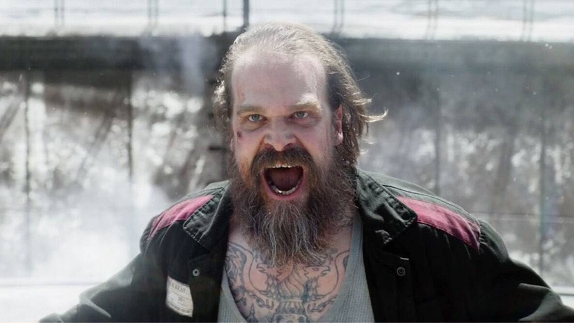 “Violent Night”: David Harbour é Papai Noel ensanguentado em pôster da ação; confira