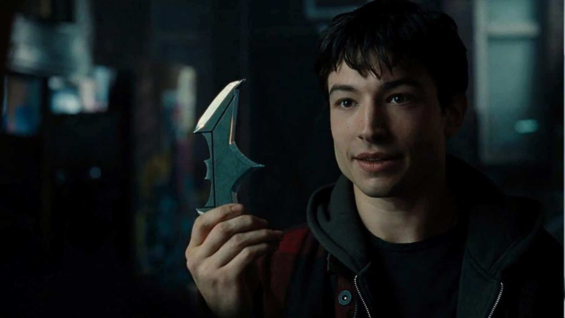 Warner discute futuro de Ezra Miller no Universo DC após briga em bar, diz site