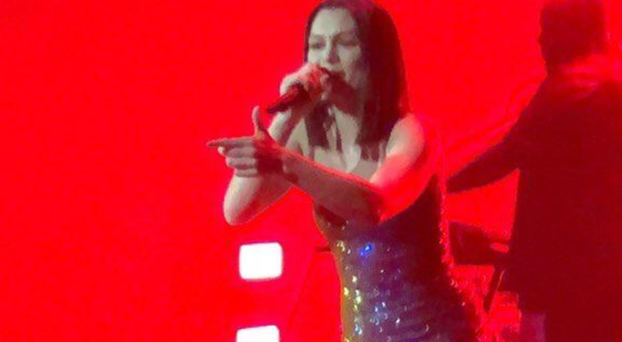 Em São Paulo, Jessie J chama namorado e fã ao palco e vomita regras para a plateia