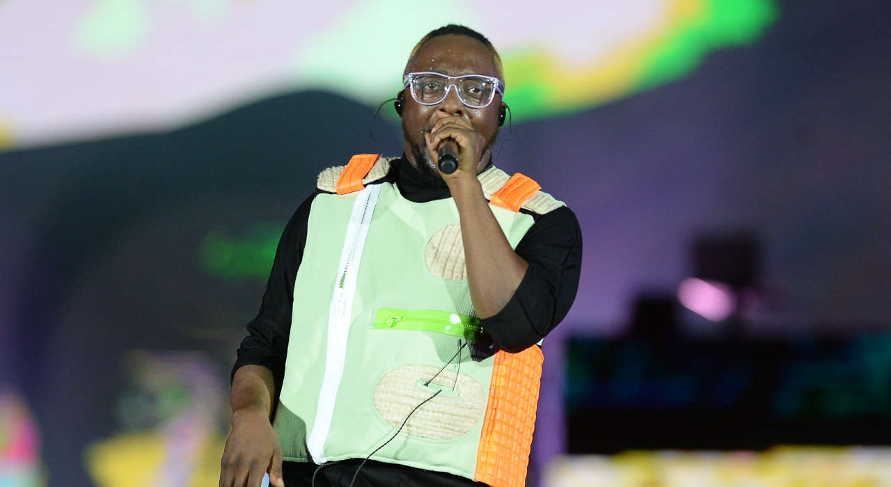Will.I.Am diz que ama bossa nova, público confunde com ‘Bolsonaro’ e faz protesto