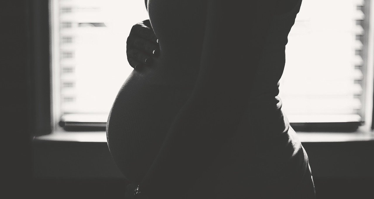 Babá é condenada a 30 meses de prisão por fazer sexo com garoto de 13 anos e engravidar dele
