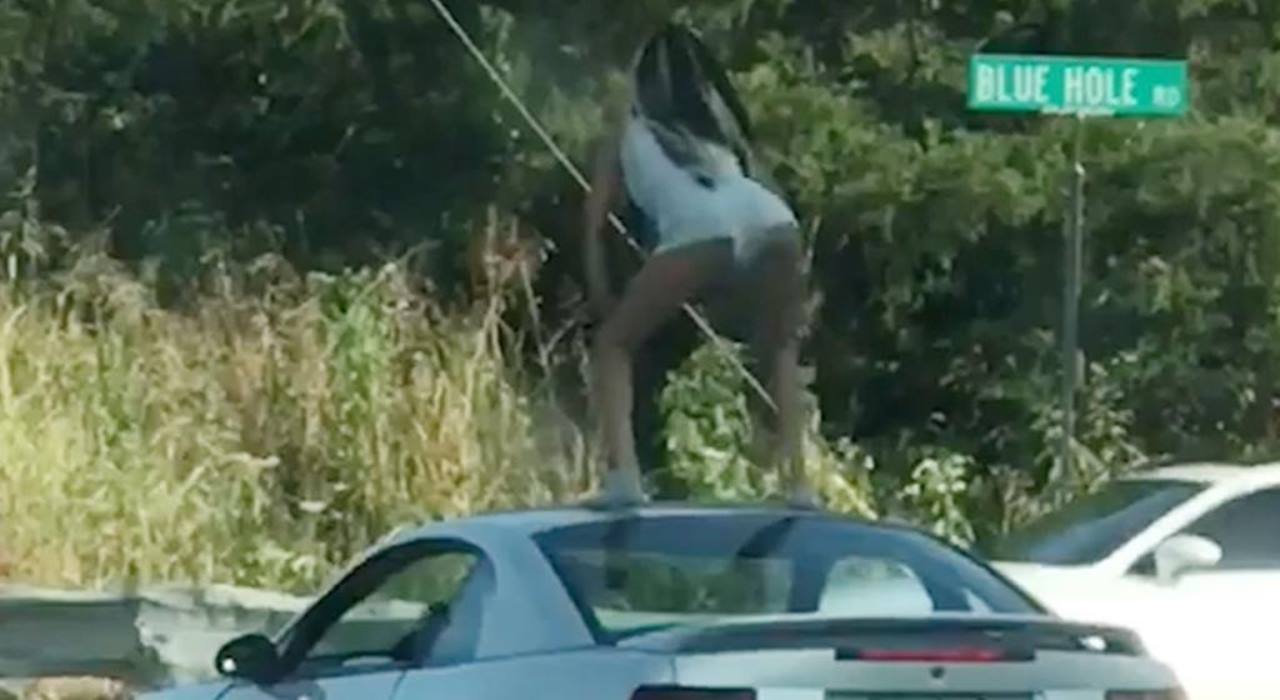 Mulher é presa por fazer twerking em cima de carro em movimento