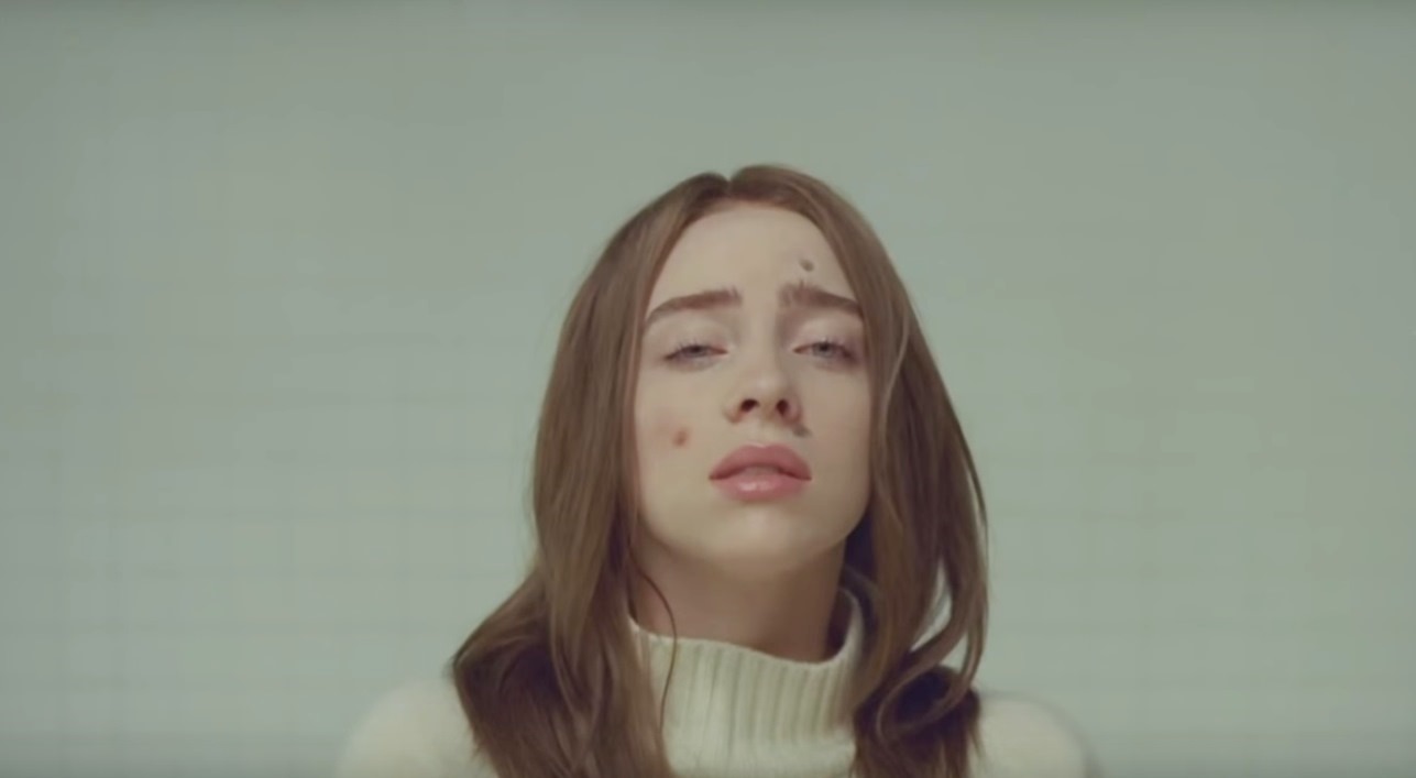 Billie Eilish é queimada por cigarros no próprio rosto no clipe de xanny; veja