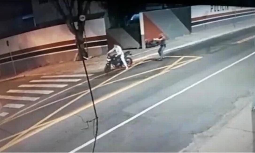 Policial é preso após matar motociclista com tiro nas costas