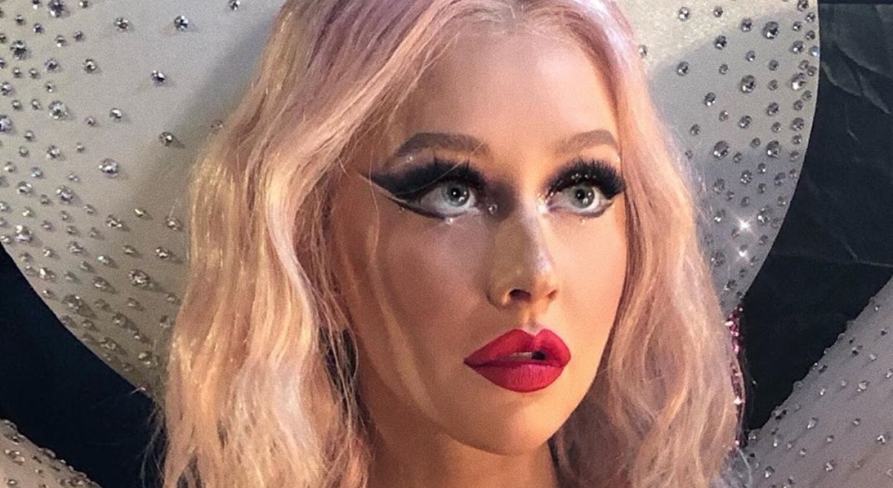 Christina Aguilera chora ao falar sobre violência doméstica