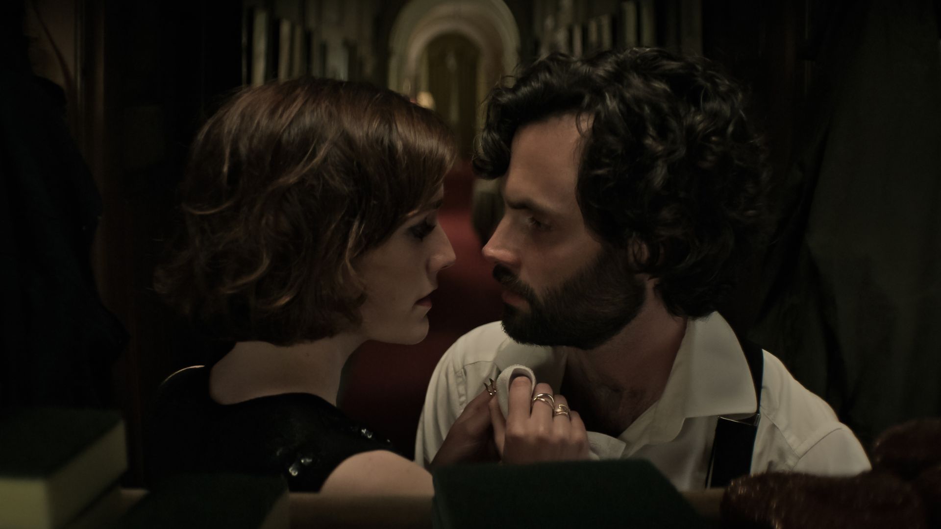 “You”: 4ª temporada ganha fotos inéditas em Londres; confira