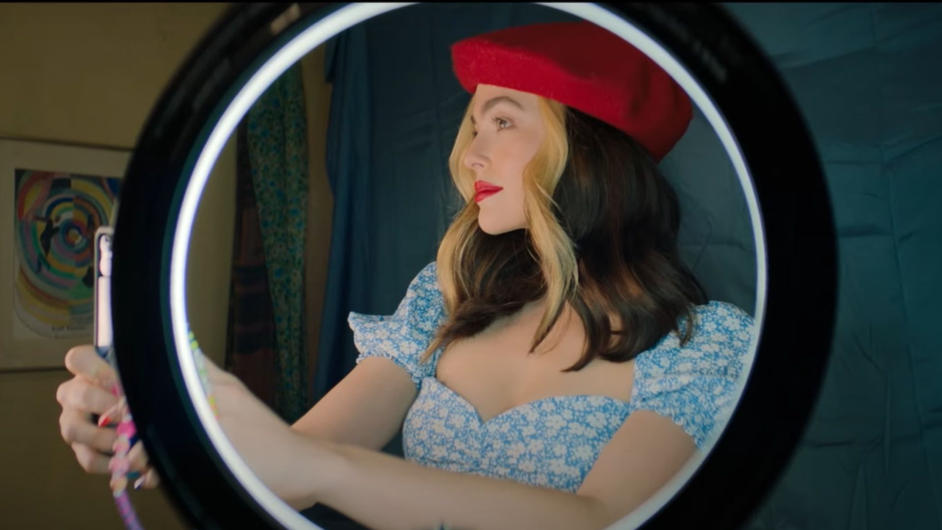 Zoey Deutch busca a fama na internet no trailer de “Influencer de Mentira”, filme com Dylan O’Brien